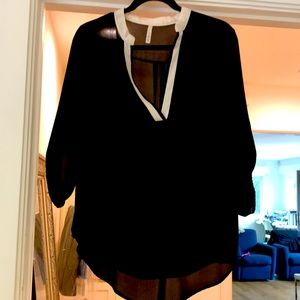 3/4 sleeve chiffon blk/blouse. Covers the tushy